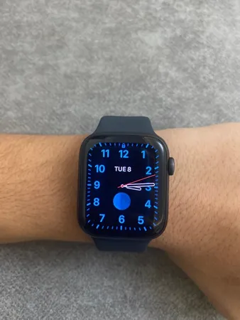 ساعت هوشمند اپل واچ سری 6 مدل 44mm Aluminum Case with Sport silicone Band، صفحه نمایش لمسی 1.78 اینچ با Retina LTPO OLED، سازگار با iPhone 6S به بالا و IOS 14 به بالا، قابلیت مکالمه از طریق بلوتوث، شمارنده ضربان قلب، شتاب‌سنج، گام‌شمار، باتری لیتیوم یونی