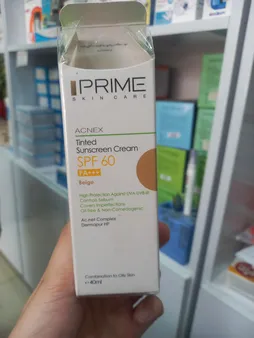 کرم ضدآفتاب رنگی پرایم، 60 SPF، مدل 02، مناسب پوست چرب و مختلط تنالیته رنگ متوسط و حجم 40 میلی‌لیتر، محافظت کننده در برابر اشعه UVA،IRو UVB، کنترل کننده ترشح سبوم، فاقد چربی و غیر کومدون‌زا، +++PA، پوشش دهنده جای جوش، با ماندگاری 3 ساعته