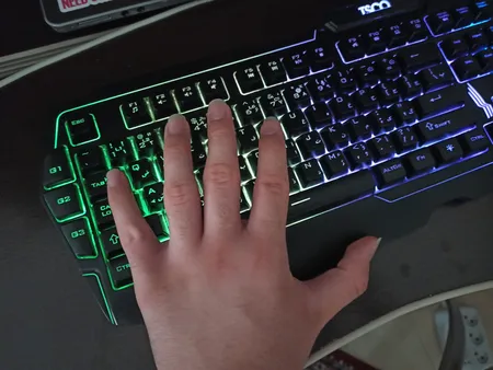 کیبورد گیمینگ تسکو مدل TK 8121، سوییچ ممبران، Full-Size، نورپردازی LED RGB