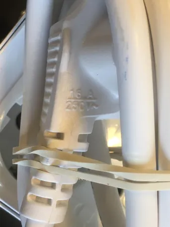 محافظ ولتاژ سارا مدل P520