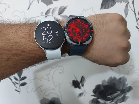 ساعت هوشمند سامسونگ مدل Galaxy Watch Ultra دارای قابلیت های کنترل موسیقی (Music Player)، قابلیت مکالمه از طریق بلوتوث، قابلیت تغییر طرح ساعت یا تم، صفحه همیشه روشن (Always-on Display)، پشتیبانی از دستیار صوتی بند سیلیکون