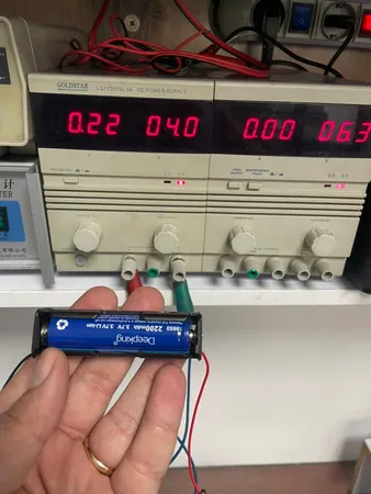 باتری لیتیوم یون قابل شارژ دیپ کینگ مدل BB-18650 ظرفیت 2200 میلی آمپر ساعت