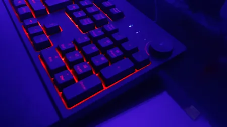 کیبورد مخصوص بازی گرین مدل GK703-RGBسوییچ ممبران ، Full Size، نورپردازی RGB