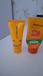 کرم ضدآفتاب و ضدلک بی‌رنگ لافارر مدل SPF30، مناسب پوست‌های خشک و معمولی، حجم 40 میلی‌لیتر