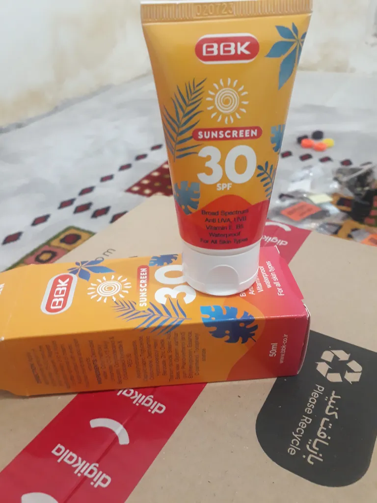 کرم ضد آفتاب بی رنگ ببک مدل SPF30 مناسب انواع پوست حجم 50 میلی لیتر