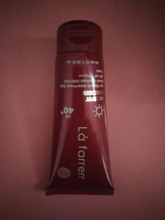 کرم ضدآفتاب و ضدلک رنگی لافارر مدل SPF40-Medium، مناسب پوست‌های چرب، حجم 40 میلی‌لیتر