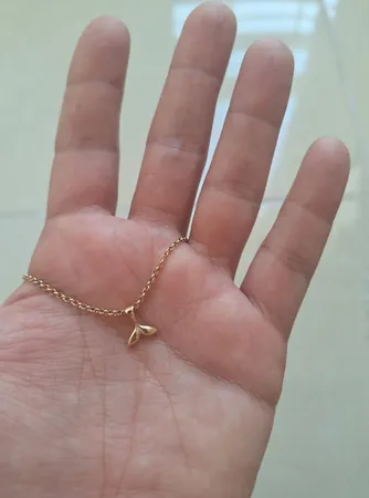 آویز گردنبند طلا 18 عیار زنانه ناریا طرح دم وال کد SH5