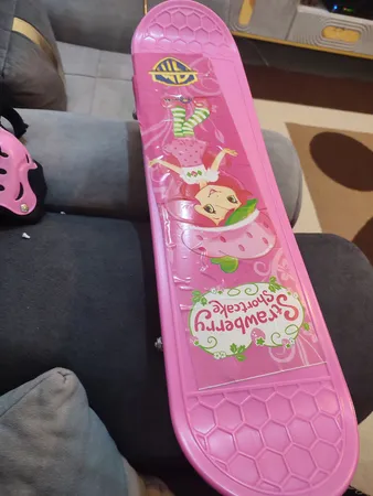 اسکیت برد مدل دختر توت فرنگی