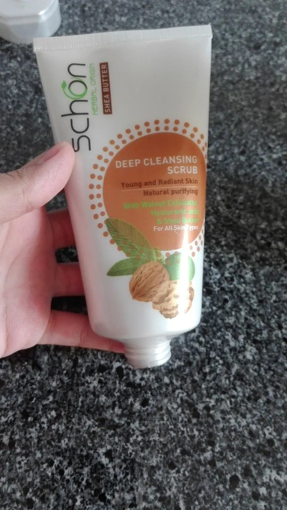 اسکراب صورت شون مدل عصاره گردو حجم 150 میلی لیتر