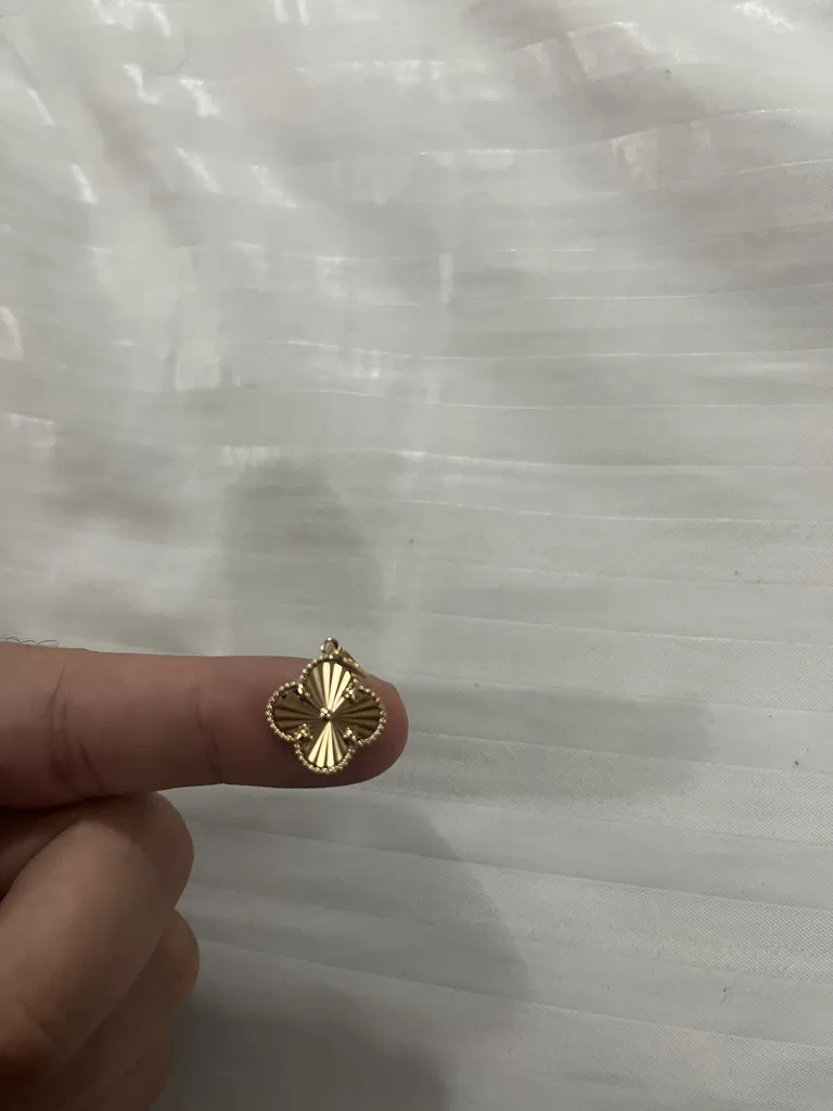 آویز گردنبند طلا 18 عیار زنانه الی گالری طرح ونکلیف الحمبرا