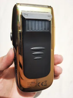 ماشین اصلاح موی صورت وی جی ار مدل V_332، اصلاح به صورت فویلی، صفر زن، منبع انرژی باتری قابل شارژ، تکنولوژی اصلاح به صورت برش چرخشی، به همراه برس تمیزکننده، جنس تیغه از استیل ضد زنگ