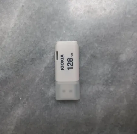 فلش مموری کیوکسیا مدل U202 ظرفیت 128 گیگابایت با رابط USB 2.0