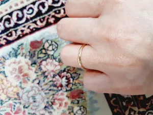 تجریه خرید انگشتر طلا 18 عیار زنانه با طرح حلقه ساده دوست خوب مدل DK358 سایز 57