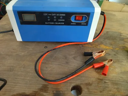 شارژر باتری خودرو مدل Bat-12v24