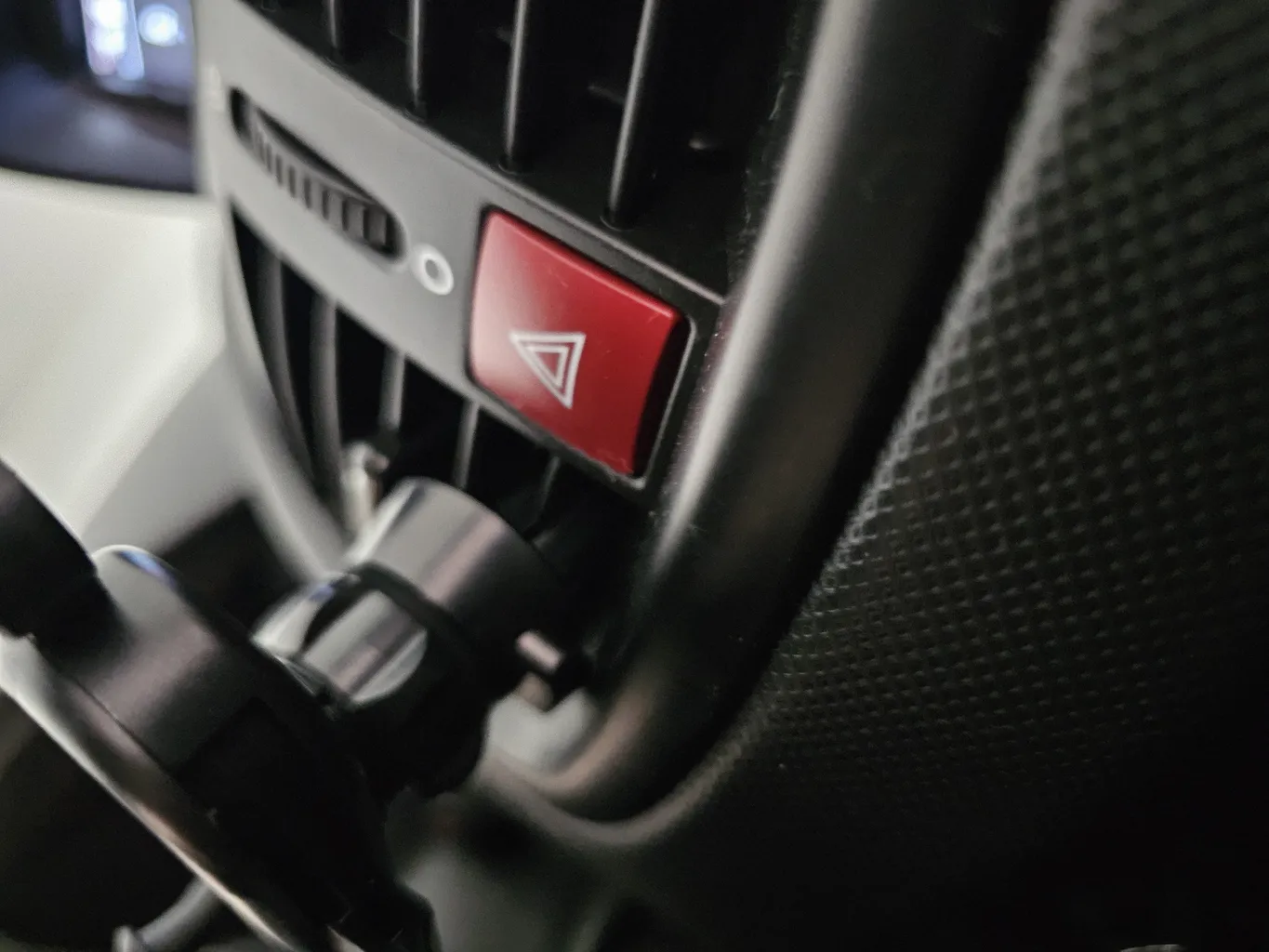 پایه نگهدارنده گوشی موبایل و تبلت الدینیو مدل MG03