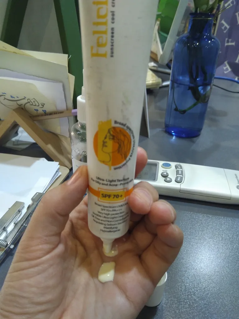 کرم ضد آفتاب بی‌رنگ فلیچیتا SPF70 مدل 01 محافظ UVA و UVB، حاوی ویتامین C و E، مناسب برای پوست چرب و حساس حجم 40 میلی لیتر