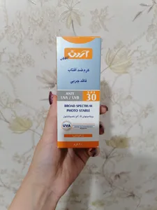 تجریه خرید کرم ضدآفتاب بی‌رنگ آردن SPF50 مدل Total Sun Block مناسب انواع پوست وزن 50 گرم