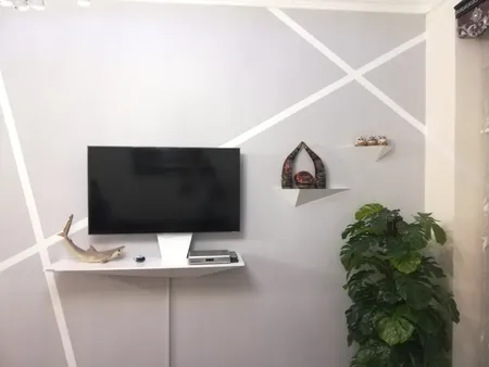 میز تلویزیون دیواری راهپود مدل نیلوفر A113 به همراه طبقه دیواری