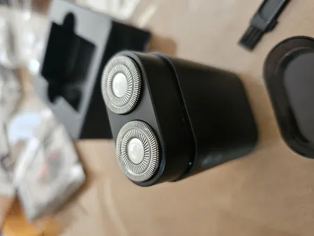 ماشین اصلاح موی صورت وی جی ار مدل 341، طراحی ارگونومیک، منبع انرژی با باتری، تکنولوژی اصلاح به صورت برش چرخشی، مدت زمان شارژ 60 دقیقه و مدت زمان استفاده پس از شارژ 90 دقیقه، به همراه برس تمیزکننده و کابل شارژ USB