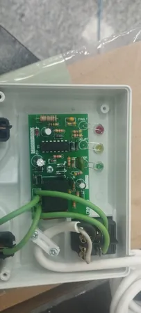 محافظ ولتاژ آژند مدل AZ2504-4b