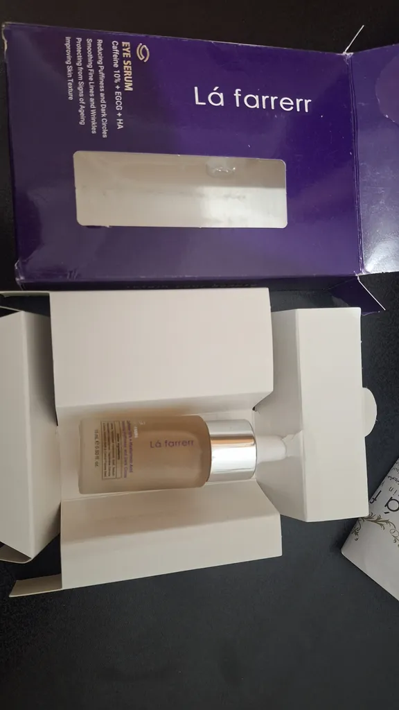 سرم روشن کننده و کاهش دهنده پف دور چشم لافارر مدل کافئین و هیالورونیک اسید حجم 15 میلی لیتر