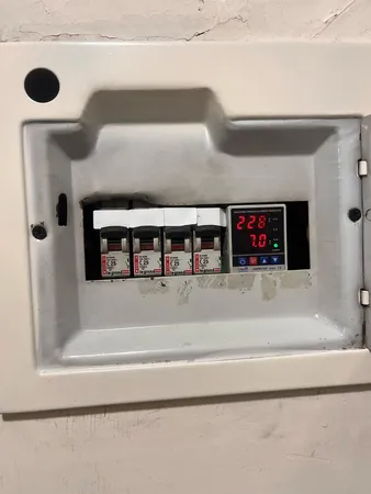 محافظ ولتاژ اتکو مدل ET-63A-VA