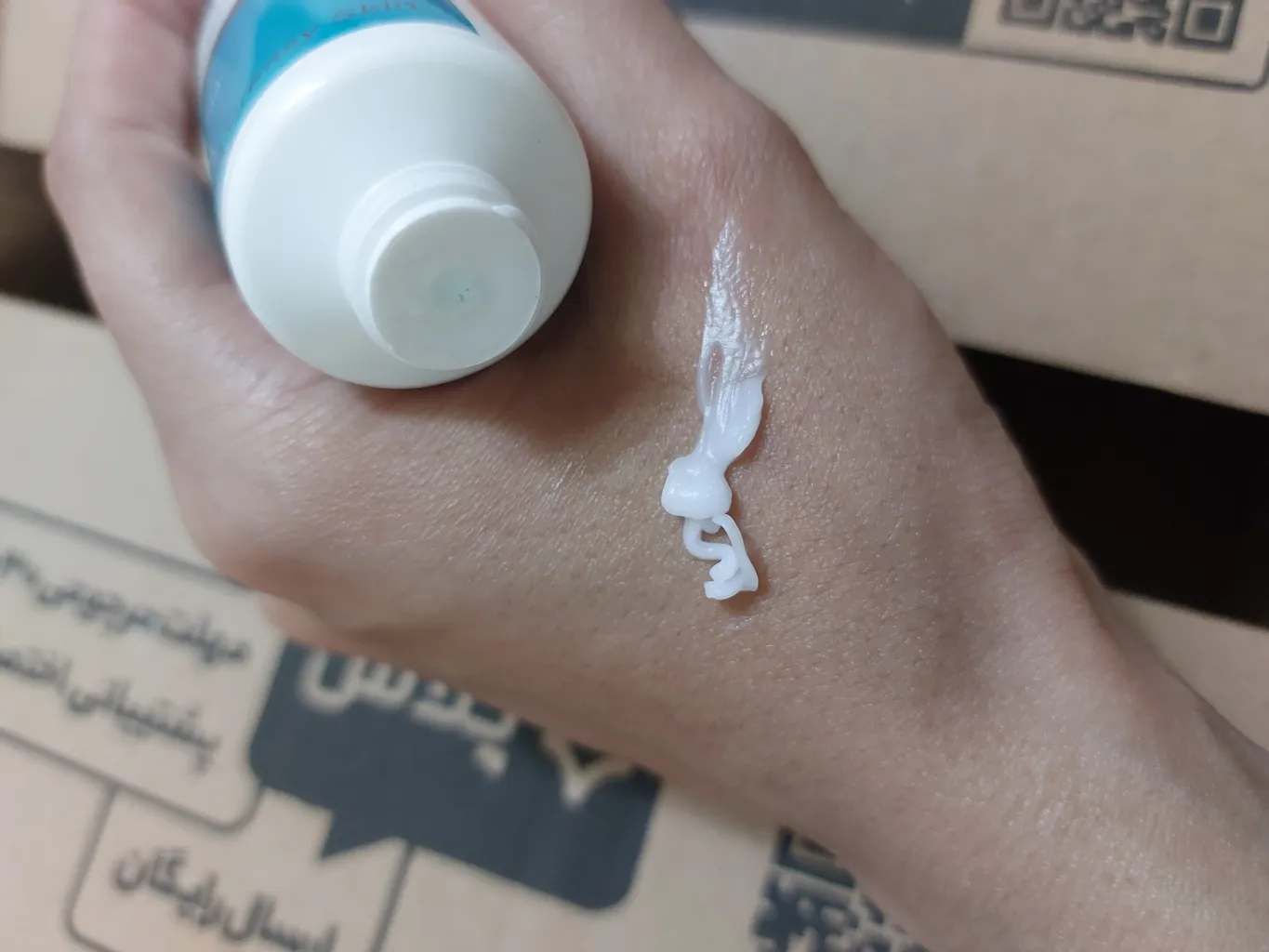 کرم مرطوب‌کننده درمالیفت مدل Hydralift AC Cream مناسب پوست‌های چرب حجم 50 میلی‌لیتر