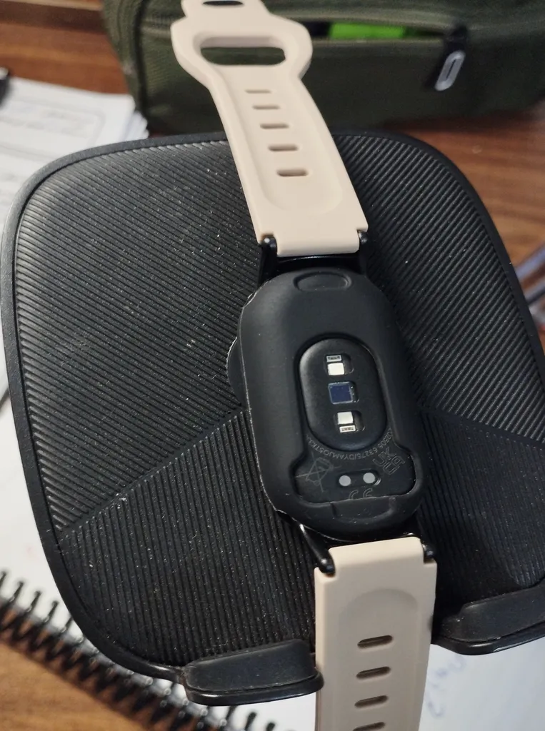 مچ بند هوشمند 46 میلی‌متری شیائومی مدل Band 10 با بند سیلیکونی