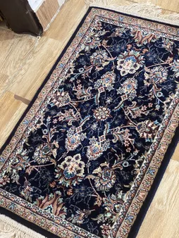 فرش زمرد مشهد طرح افشان زمینه سورمه ای