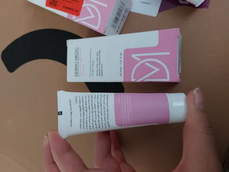 کرم لایه بردار پوست درمومدیک مدل D.AHA10% حجم 30 میلی لیتر