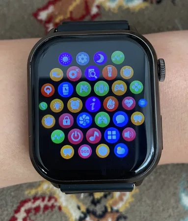 ساعت هوشمند آی می لب مدل IMILAB W02 دارای قابلیت های صفحه نمایش رنگی، صفحه نمایش لمسی، کنترل موسیقی (Music Player)، کنترل سطح اکسیژن خون، قابلیت مکالمه از طریق بلوتوث بند سیلیکون