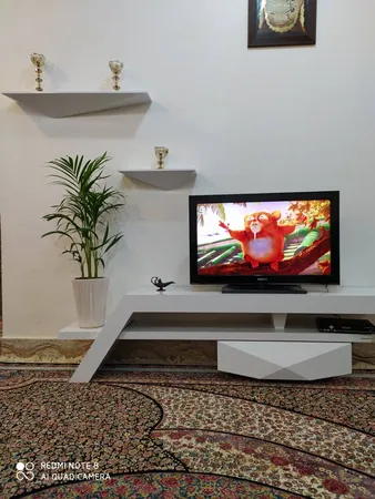 میز تلویزيون راهپود مدل آفتابگردان به همراه طبقه دیواری