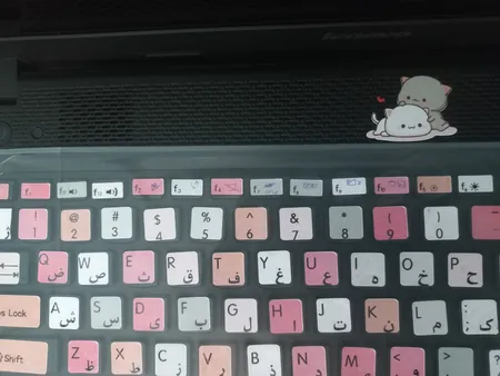 استیکر لپ تاپ مدل cute cat 03 مناسب برای لپ تاپ 15 تا 17 اینچ به همراه برچسب حروف فارسی کیبورد