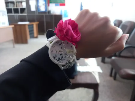 آویز ساعت زنانه طرح دانه برف