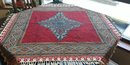 رومیزی قلمکار ممتاز اصفهان اثر عطريان طرح ترنج قرمز مدل G147