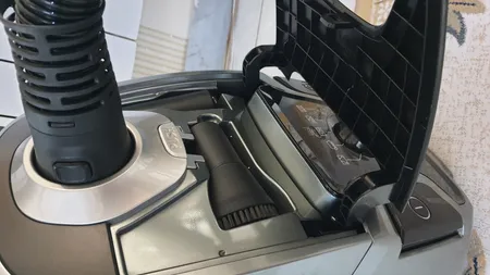 جاروبرقی 2400 وات نانیوا مدل NVC9820