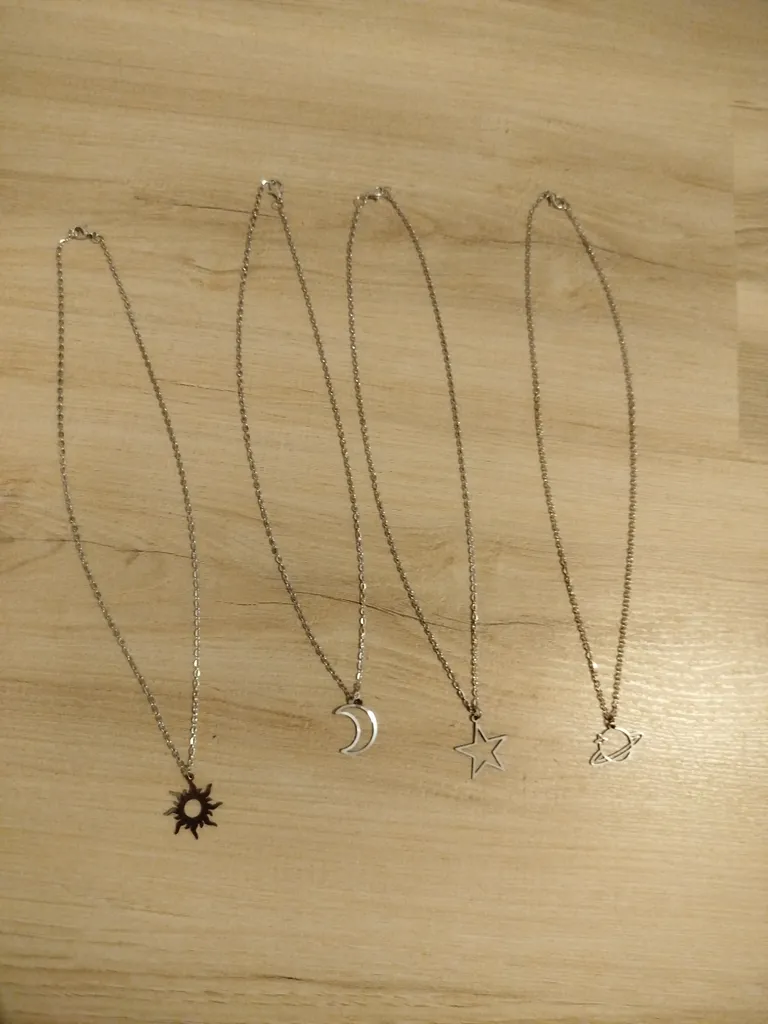 گردنبند مدل ماه و خورشید و ستاره و زحل بسته چهار عددی