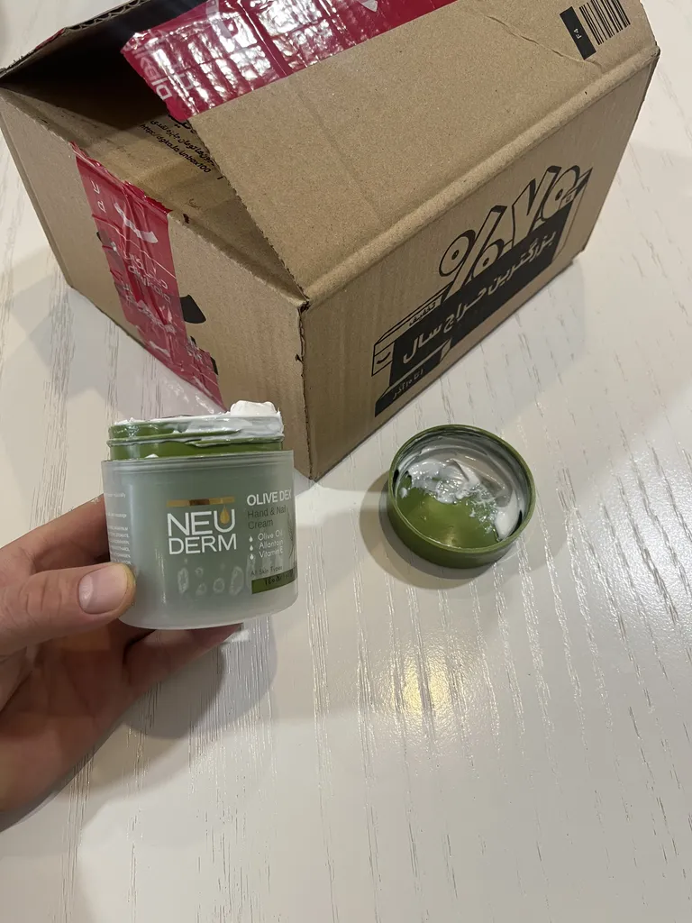 کرم مرطوب کننده نئودرم مدل زیتون حجم 150 میلی لیتر