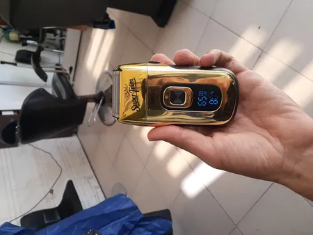 ماشین اصلاح موی صورت وی جی ار مدل V_332، اصلاح به صورت فویلی، صفر زن، منبع انرژی باتری قابل شارژ، تکنولوژی اصلاح به صورت برش چرخشی، به همراه برس تمیزکننده، جنس تیغه از استیل ضد زنگ