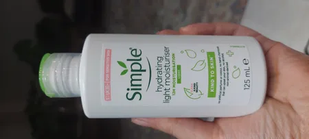 کرم آبرسان سیمپل مدل light حجم 125 میلی‌لیتر