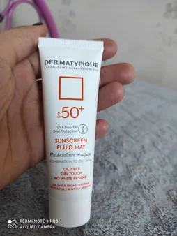فلوئید ضدآفتاب بی‌رنگ درماتیپیک +SPF50 مدل SFM، مناسب پوست‌های چرب، حجم 50 میلی‌لیتر