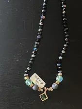 تجریه خرید آویز گردنبند طلا 18 عیار زنانه ناریا مدل مکعب رنگ سبز