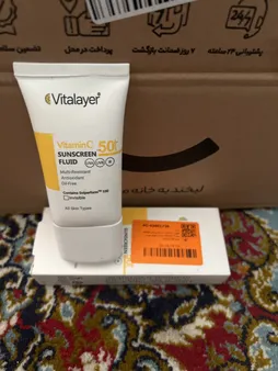 فلوئید ضدآفتاب بی‌رنگ ویتالیر SPF50 مدل Vitamin C مناسب انواع پوست، حجم 50 میلی‌لیتر