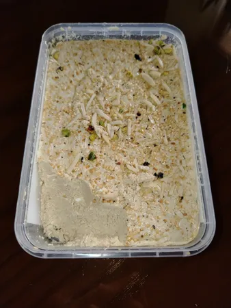 حلوا ارده شکری سنتی با تزیین خلال پسته و بادام راوک  -  700 گرم