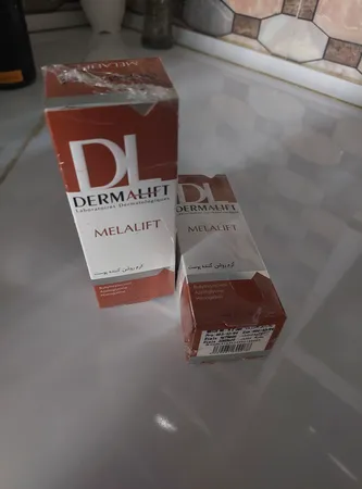 کرم روشن کننده صورت درمالیفت مدل Melalift مناسب انواع پوست حجم 40 میلی لیتر