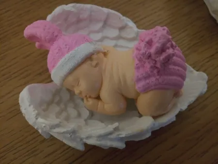 مجسمه سنگی مدل نوزاد روی بال فرشته