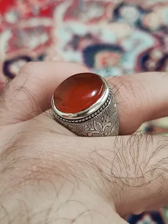 انگشتر نقره مردانه بازرگانی میلادی مدل رکاب قلمزنی دستساز عقیق یمن کد AM_4614