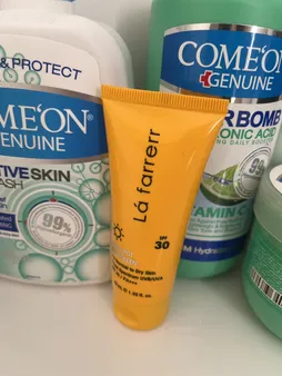 کرم ضدآفتاب و ضدلک بی‌رنگ لافارر مدل SPF30، مناسب پوست‌های خشک و معمولی، حجم 40 میلی‌لیتر