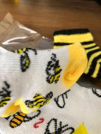 جوراب نوزادی طرح زنبور مدل N21