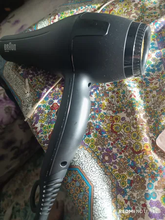 سشوار حرفه‌ای براون مدل BR-1009، موتور AC با توان مصرفی 9000 وات، دارای قابلیت تعویض سری، باد سرد، عملکرد توربو، دارای حلقه آویختن، با حالت صاف‌کننده و حجم‌دهنده، وزن 650 گرم، تنظیم حرارت 3 حالته و کنترل سرعت 2 حالته، به همراه سری متمرکزکننده